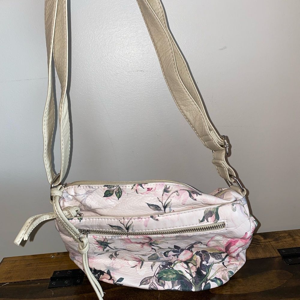 Bueno White Floral Crossbody Purse Bag